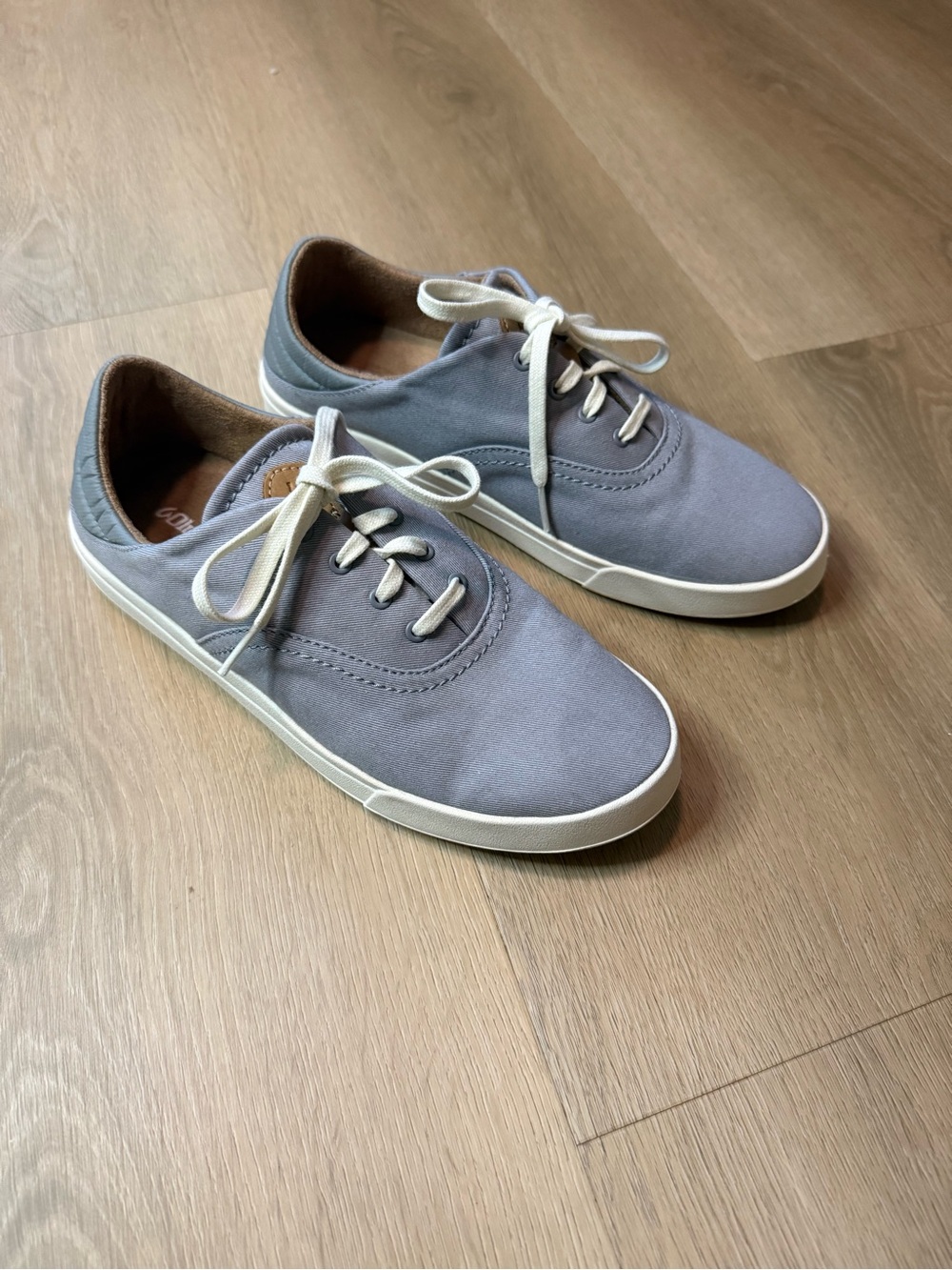 NWOB OluKai Kohu Sneaker Women’s 9 Blue Grey